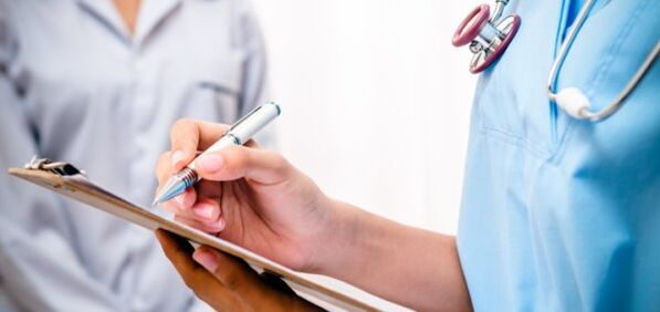 Medicul prescrie un tratament pentru durerile de spate