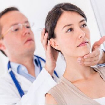 Un neurolog examinează un pacient cu dureri de gât